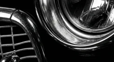 Gros plan iconique d'un phare de voiture soulignant la précision du contrôle