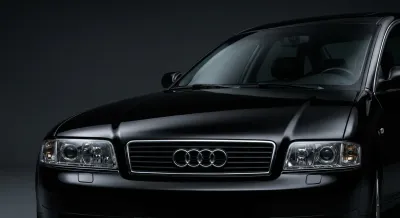 Gros plan de la face avant d'une Audi A6 C5 noire en studio