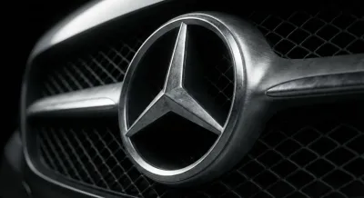Gros plan sur le logo emblématique de l'étoile Mercedes-Benz