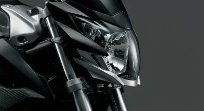 Gros plan sur l'optique avant iconique de la Suzuki GSR 750