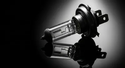 Ampoule de phare automobile H7 gros plan sur fond sombre
