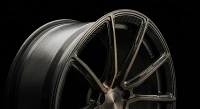 Gros plan iconique d'une jante en aluminium de haute performance sur fond noir