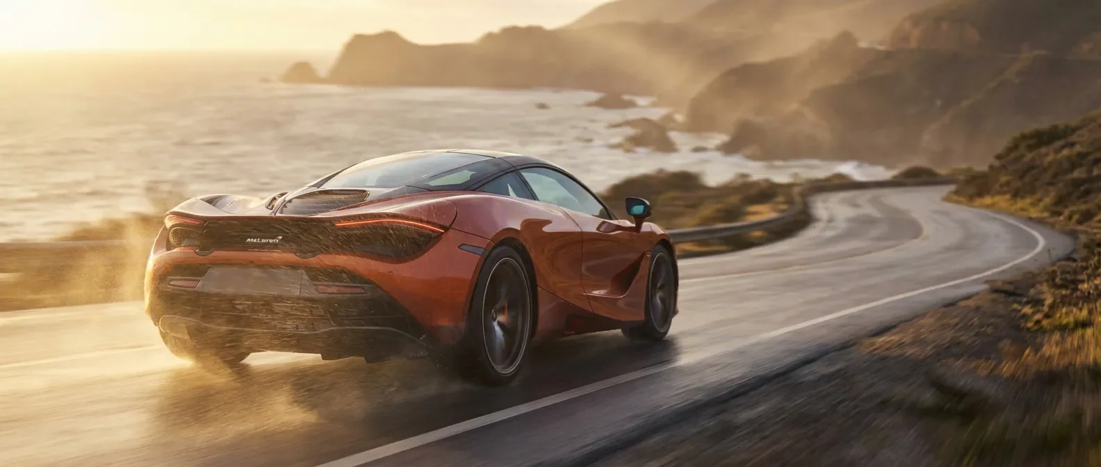 Voiture de sport haute performance sur une route côtière pour illustrer l'avis Toopneus