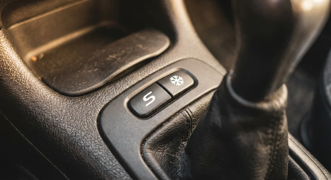 Détail des boutons mode Sport et mode Neige sur une 206 automatique.