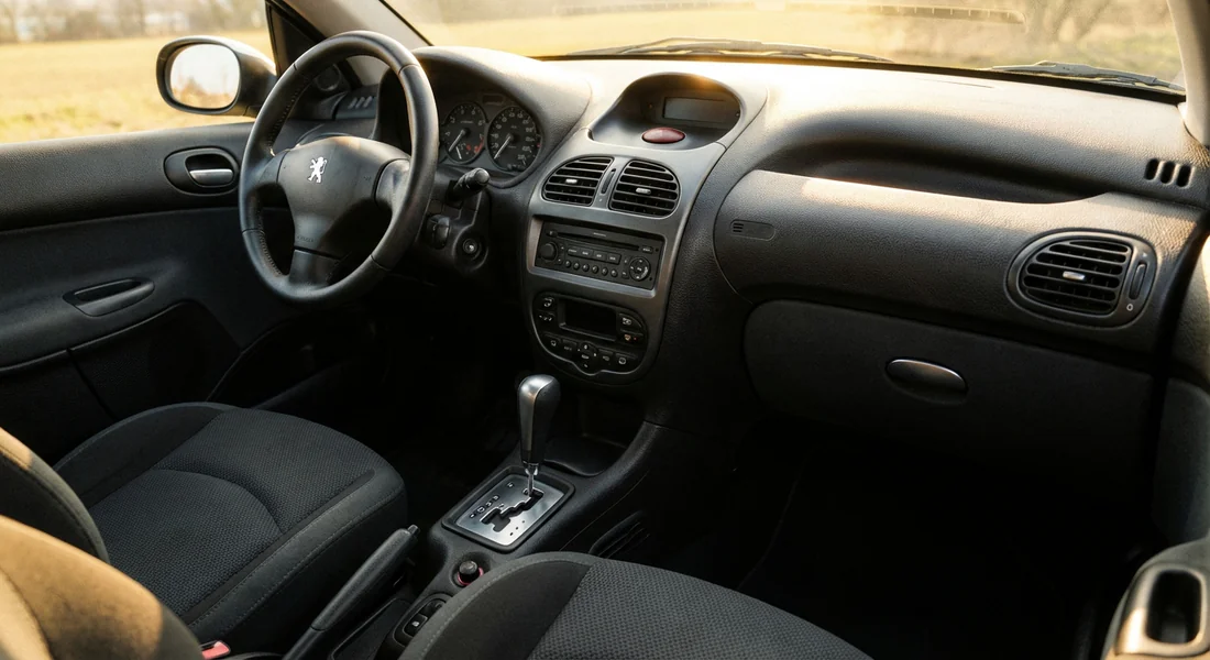 Vue de l'habitacle intérieur d'une Peugeot 206 avec boîte automatique.