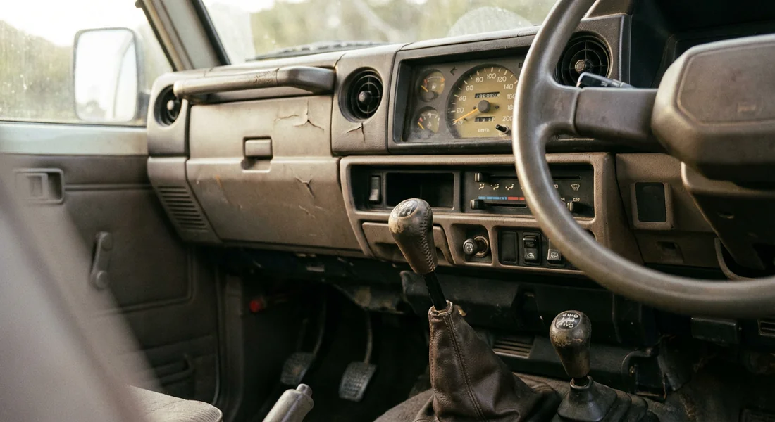 Tableau de bord et leviers de vitesse d'un Toyota HZJ 75 classique