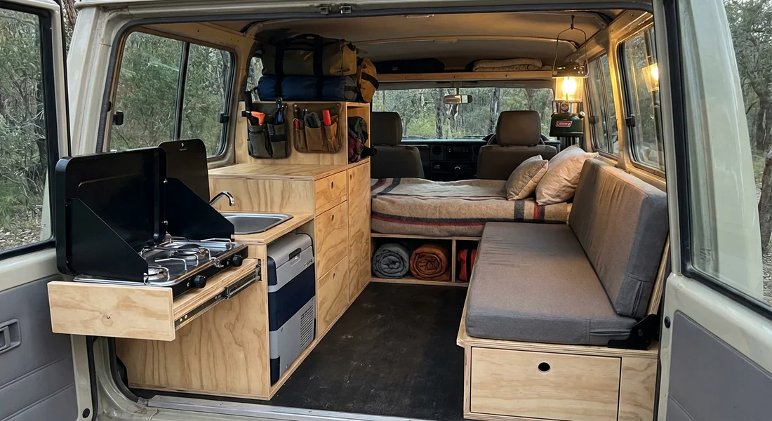 Aménagement intérieur camping-car d'un Toyota BJ75 Troop Carrier