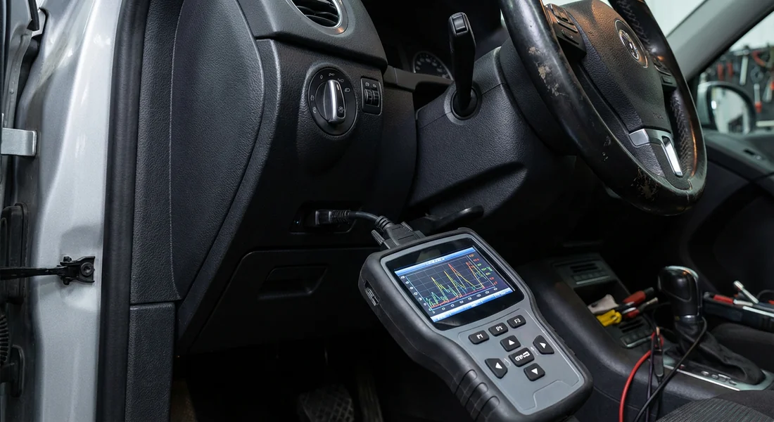 Diagnostic électronique d'une Volkswagen Tiguan via la prise OBD2.